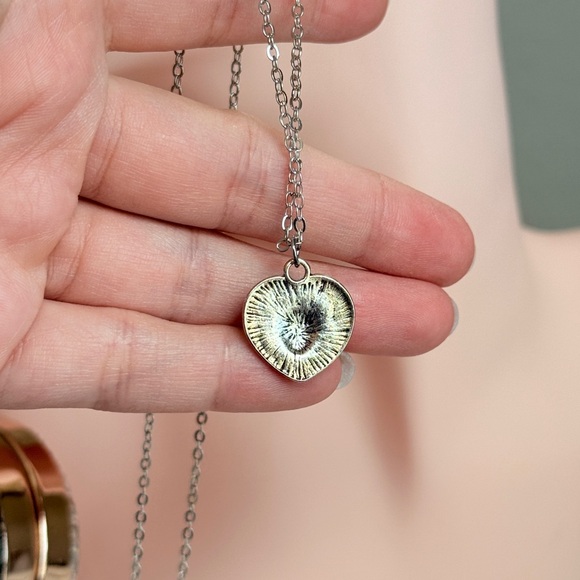 ⚜️ Silver Heart Pendant Necklace with Blue Accent - Picture 8 of 9